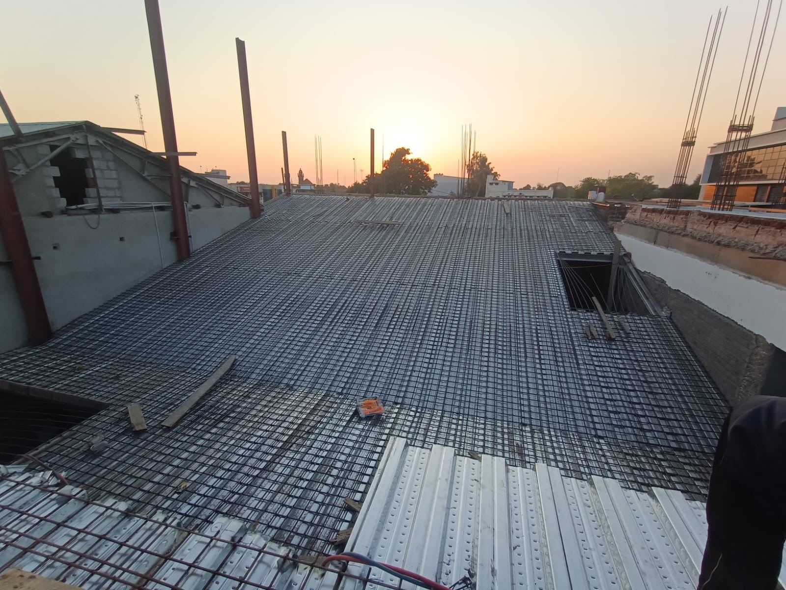 Auditorium wall purlins and bracing systems